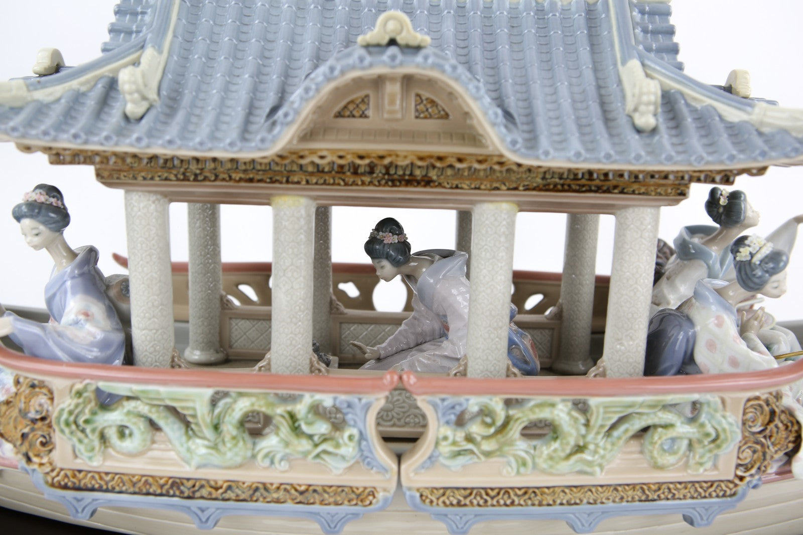 What is the difference between Lladró and Royal Doulton figurines