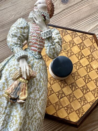 ROYAL WORCESTER 'ELIZABETH I' QUEENS REGNANT OF ENGLAND LARGE FIGURE 34/250 COA