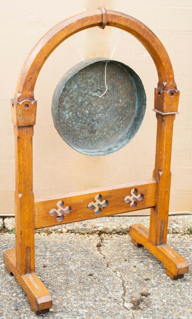 19th CENTURY ARTS & CRAFTS OAK ARCHED TOPPED FREE STANDING FLOOR DINNER GONG