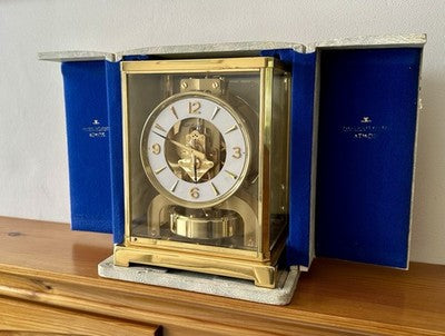 JAEGER LECOULTRE ATMOS BRASS/GLASS BRACKET MANTEL CLOCK & FITTED CASE BOX