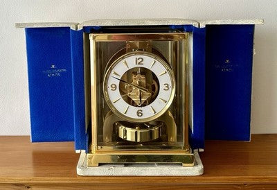 JAEGER LECOULTRE ATMOS BRASS/GLASS BRACKET MANTEL CLOCK & FITTED CASE BOX