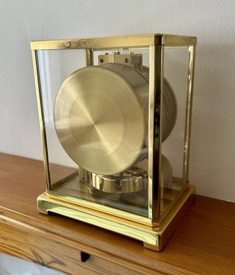 JAEGER LECOULTRE ATMOS BRASS/GLASS BRACKET MANTEL CLOCK & FITTED CASE BOX