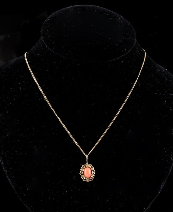 9ct GOLD CORAL STONE PENDANT ON 9ct CURB CHAIN, 2.9g, HALLMARKED, 45cm CHAIN