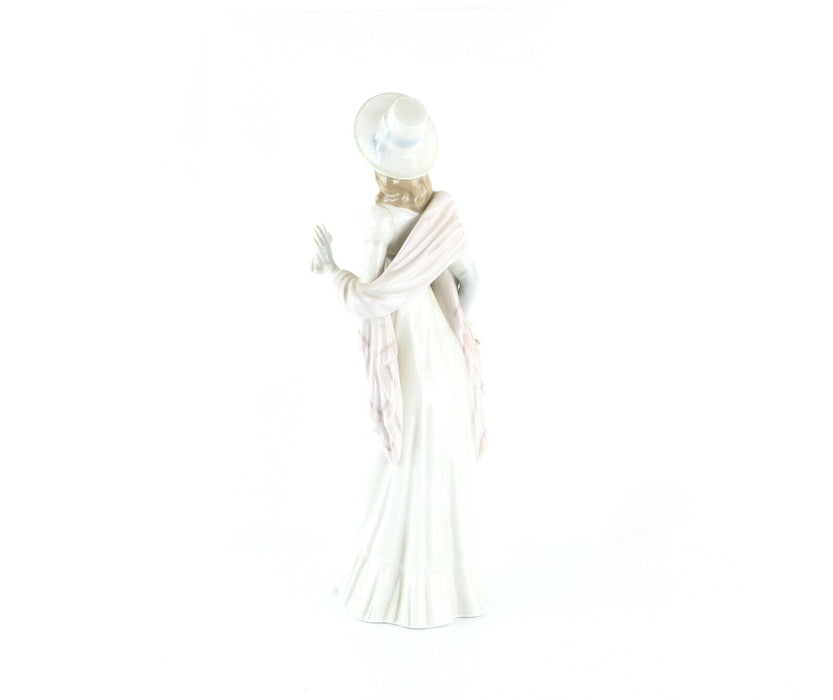 LLADRO 'DAINTY LADY' WOMAN DRESS BONNET LARGE FIGURE MODEL 4934