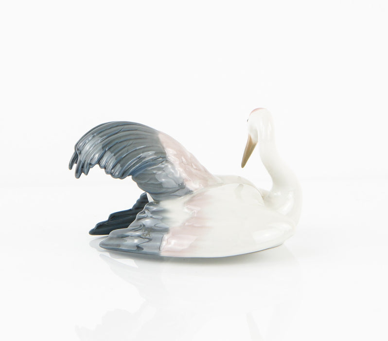 LLADRO 'NESTING CRANE' BIRD SITTING FIGURE MODEL 1599