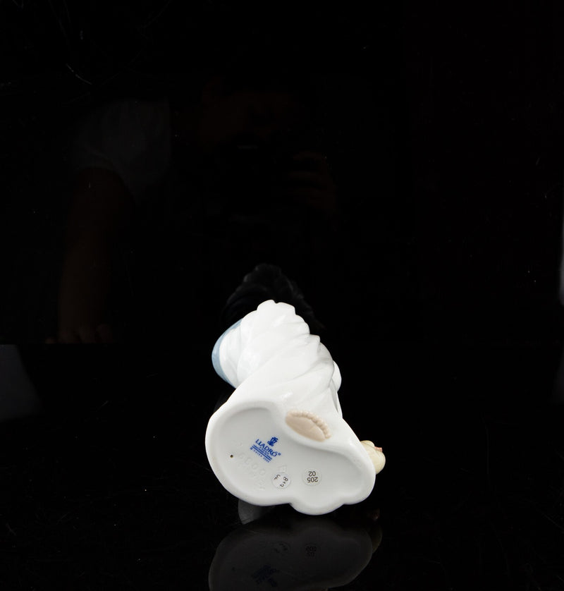 LLADRO 'BUNDLED BATHER' FIGURE MODEL 6800