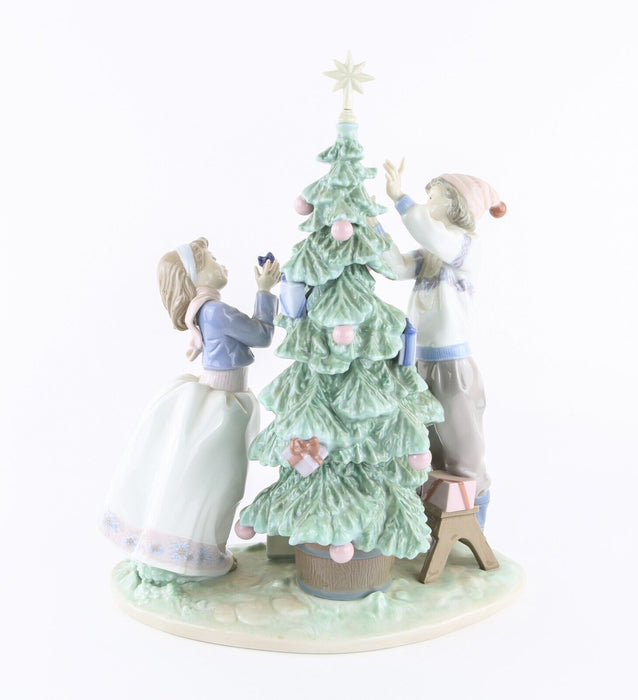 LLADRO 'TRIMMING THE TREE' CHRISTMAS BOY GIRL LARGE FIGURE MODEL 5897, BOXED