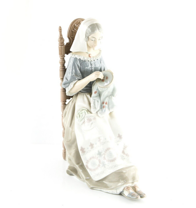 LLADRO 'EMBROIDERER' LADY SEWING IN CHAIR LARGE FIGURE MODEL 4865