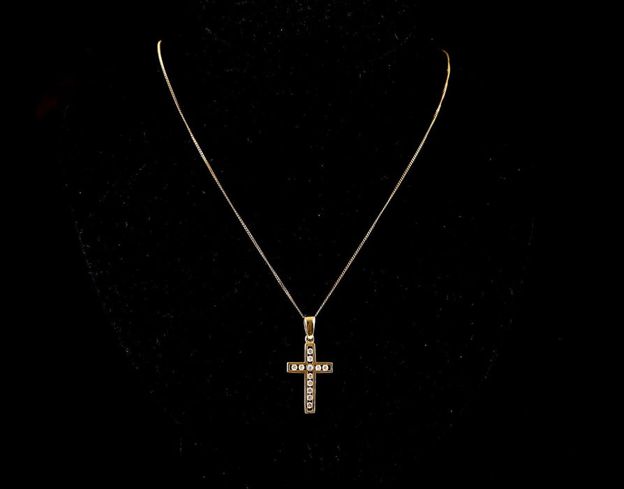 9ct GOLD & WHITE STONE CROSS PENDANT 1.5g HALLMARKED on 9ct GOLD CHAIN 0.6g 48cm