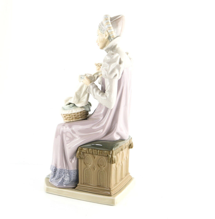 LLADRO 'SEWING A TROUSSEAU' EMBROIDERER WOMAN LARGE FIGURE MODEL 5126