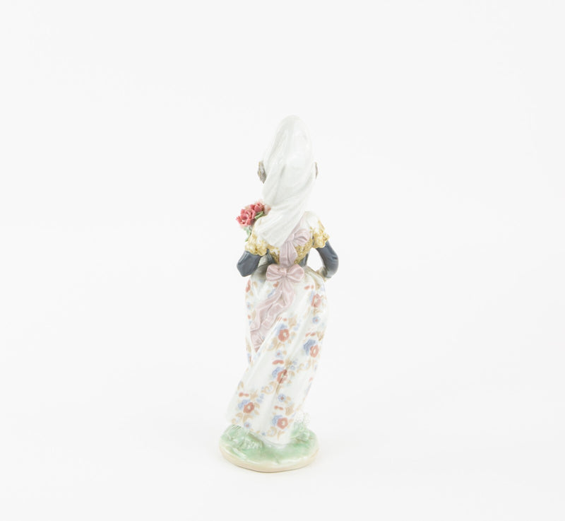 LLADRO 'VALENCIAN GIRL WITH FLOWERS' FIGURE MODEL 1304