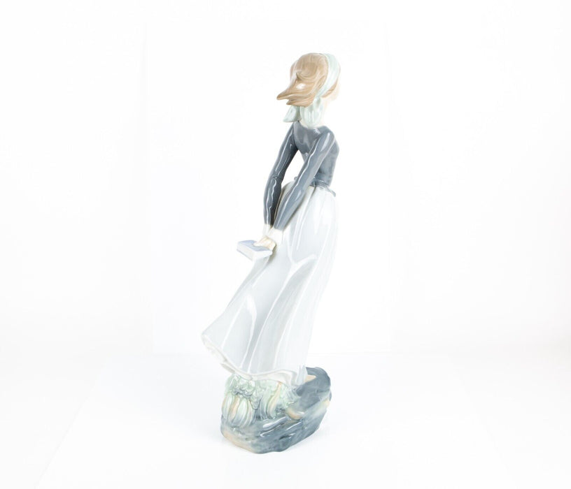 LLADRO 'WIND BLOWN GIRL' LARGE FIGURE MODEL 4922