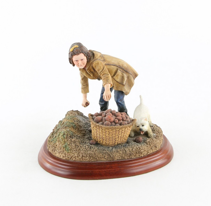 BORDER FINE ARTS 'POTATO PICKING' FIGURE MODEL TABLEAU A4062, BOXED