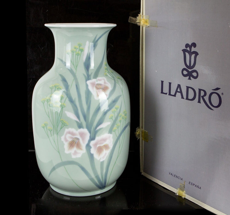 LLADRO 'GLADIOLUS VASE' LARGE FLORAL FLOWER MODEL ORNAMENT 1587, BOXED