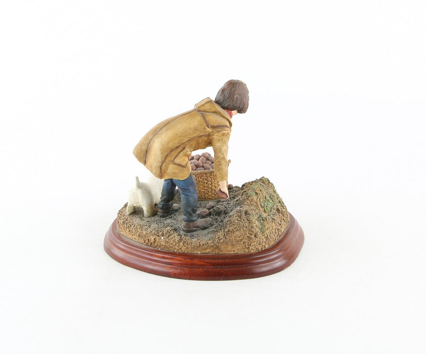 BORDER FINE ARTS 'POTATO PICKING' FIGURE MODEL TABLEAU A4062, BOXED