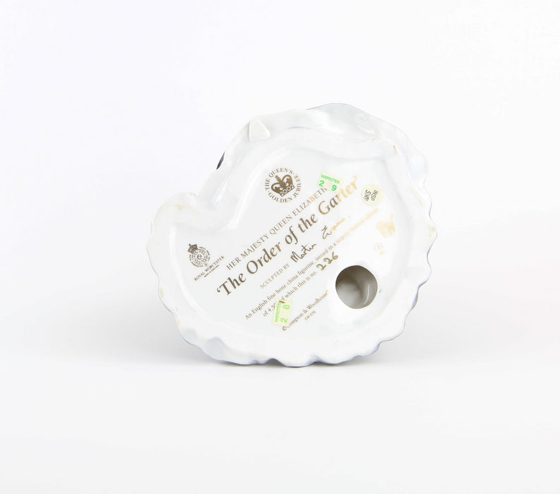 ROYAL WORCESTER ORDER OF THE GARTER HM QUEEN ELIZABETH II LIMITED EDITION FIGURE