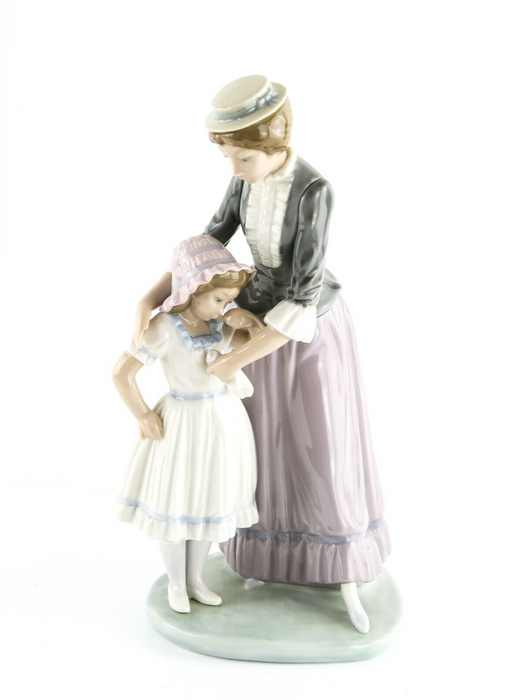 LLADRO 'SOLACE' MORTHER COMFORTING HER DAUGHTER CHILD FIGURE MODEL 5142