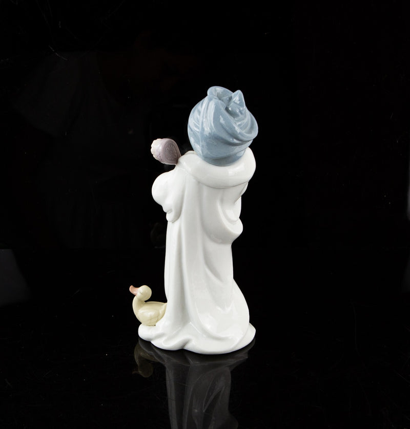 LLADRO 'BUNDLED BATHER' FIGURE MODEL 6800