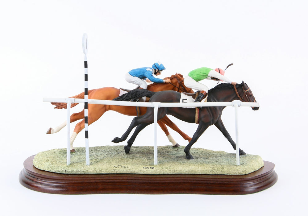 BORDER FINE ARTS 'THE FINAL FURLONG' LIMITED EDITION FIGURE MODEL 592/950 & COA