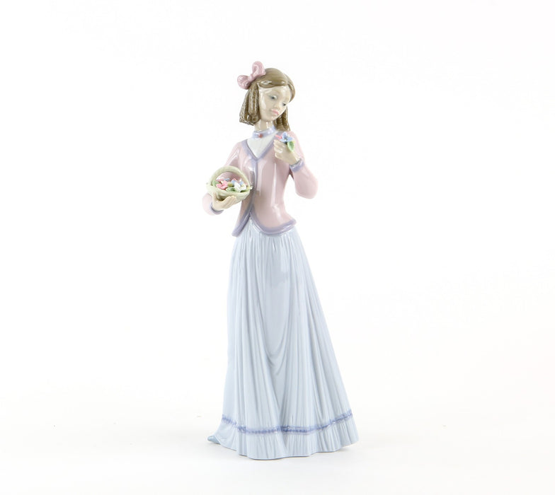 LLADRO 'INNOCENCE IN BLOOM' FIGURE MODEL 7644, BOXED