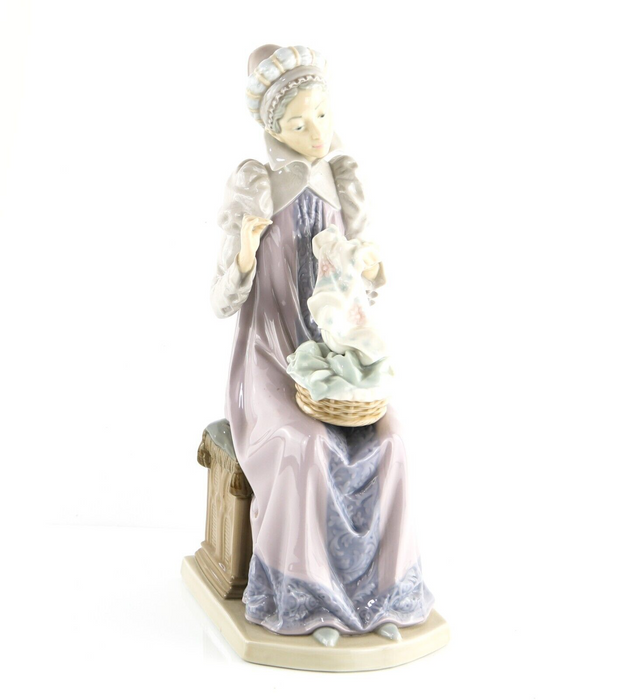 LLADRO 'SEWING A TROUSSEAU' EMBROIDERER WOMAN LARGE FIGURE MODEL 5126