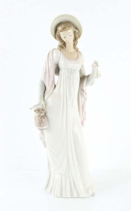 LLADRO 'DAINTY LADY' WOMAN DRESS BONNET LARGE FIGURE MODEL 4934