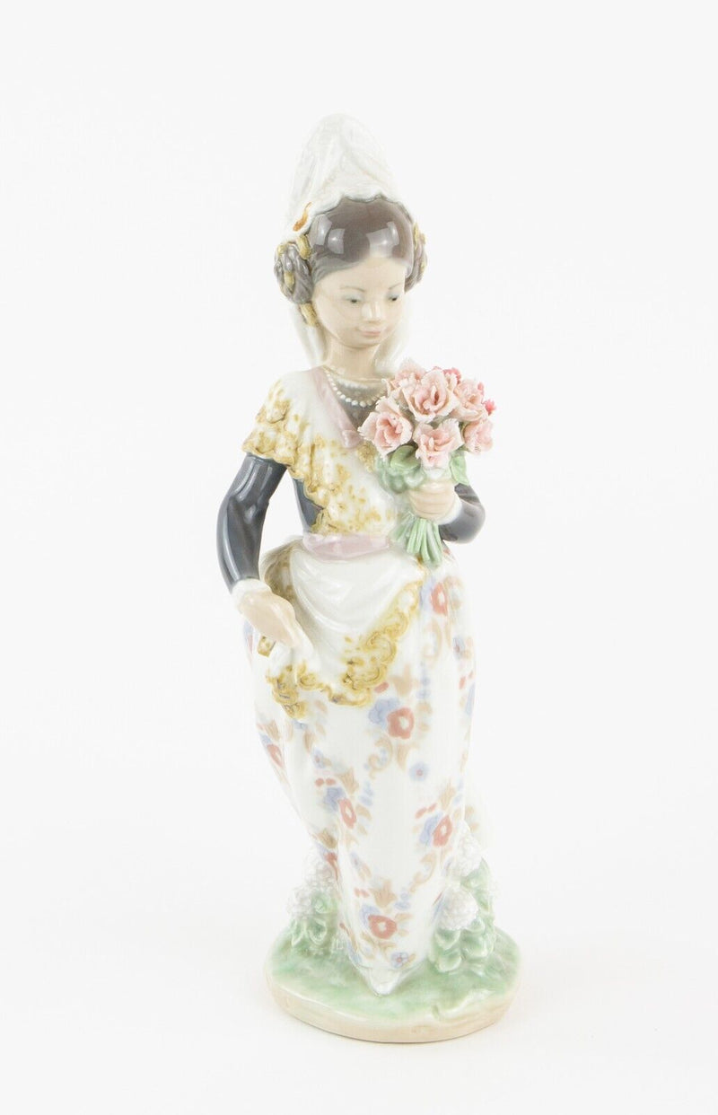 LLADRO 'VALENCIAN GIRL WITH FLOWERS' FIGURE MODEL 1304