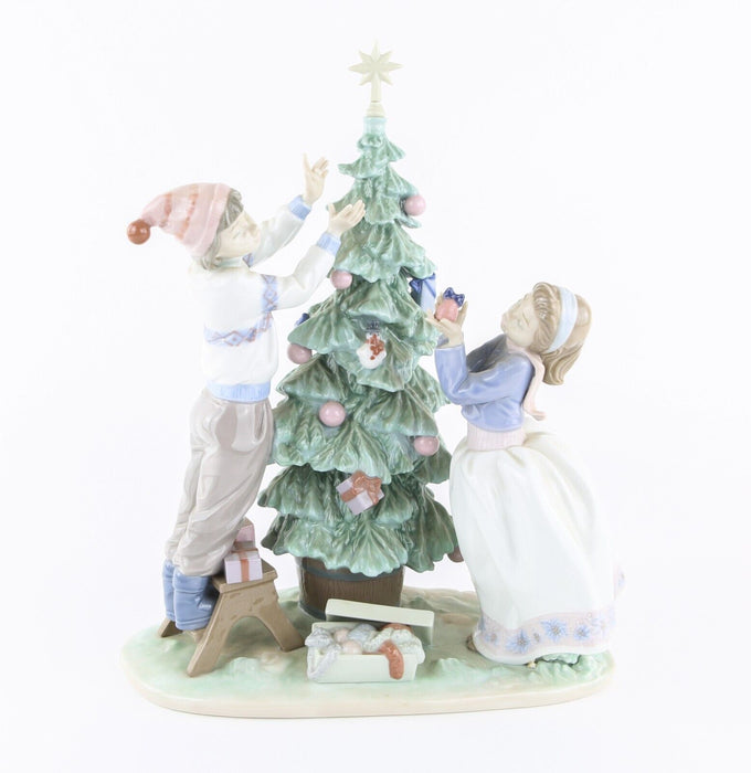 LLADRO 'TRIMMING THE TREE' CHRISTMAS BOY GIRL LARGE FIGURE MODEL 5897, BOXED