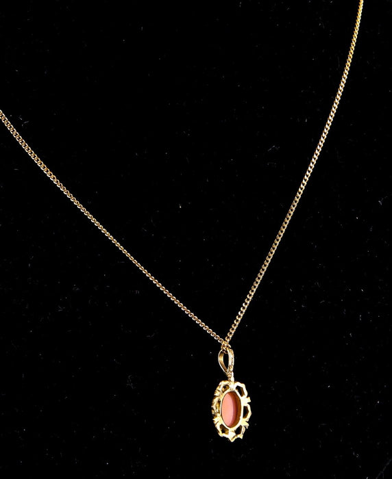 9ct GOLD CORAL STONE PENDANT ON 9ct CURB CHAIN, 2.9g, HALLMARKED, 45cm CHAIN