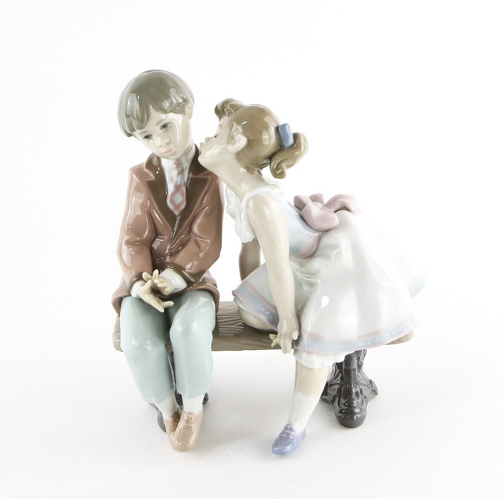 LLADRO 'TEN AND GROWING' GIRL KISSING BOY BENCH FIGURE MODEL 7635, BOXED