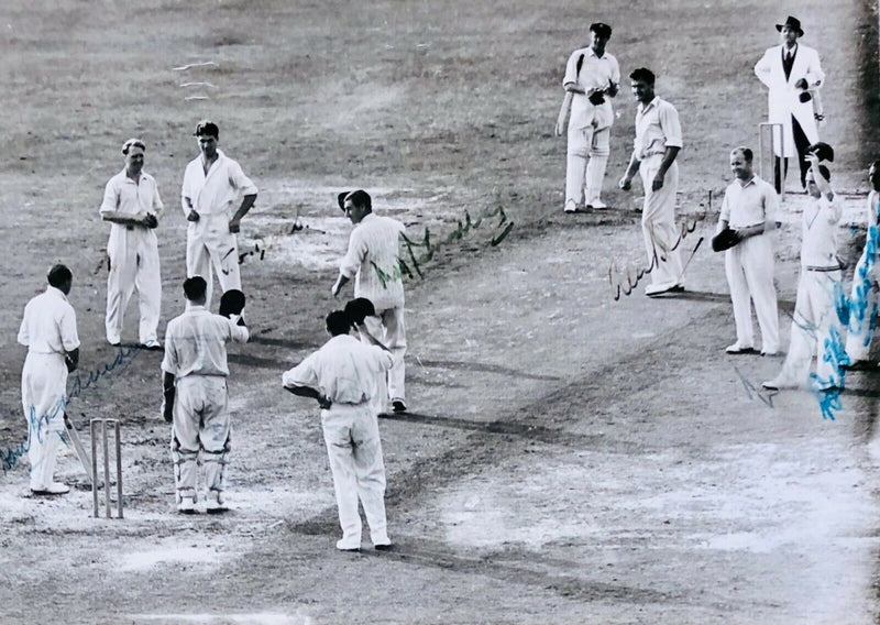 ASHES 1948 AUSTRALIAN TOUR 'INVINCIBLES' ENGLAND, AUSTRALIA & DON BRADMAN SIGNED PRESENTATION