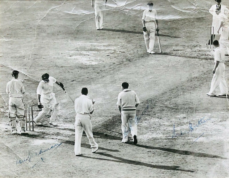 ASHES 1948 AUSTRALIAN TOUR 'INVINCIBLES' ENGLAND, AUSTRALIA & DON BRADMAN SIGNED PRESENTATION