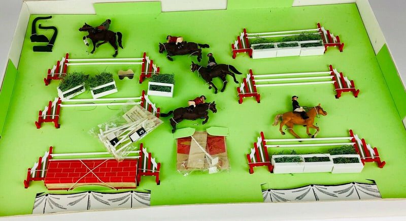 BRITAINS 'SHOW JUMPING' HORSE EQUESTRIAN DRESSAGE FIGURE MODEL SET 7954