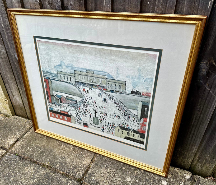 L.S. LAURENCE STEPHEN LOWRY, 'STATION APPROACH', SIGNED LIMITED EDITION PRINT, 370/850