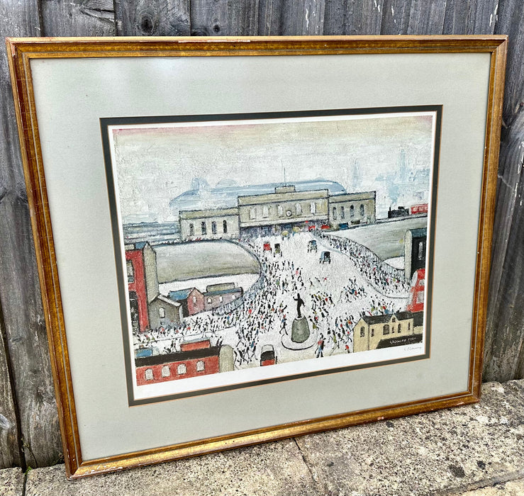 L.S. LAURENCE STEPHEN LOWRY, 'STATION APPROACH', SIGNED LIMITED EDITION PRINT, 257/850