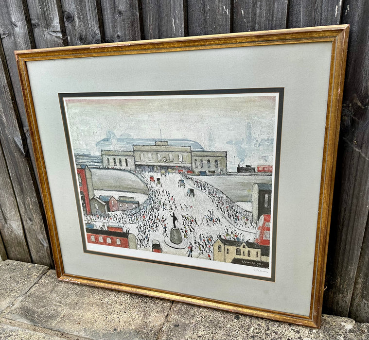 L.S. LAURENCE STEPHEN LOWRY, 'STATION APPROACH', SIGNED LIMITED EDITION PRINT, 257/850