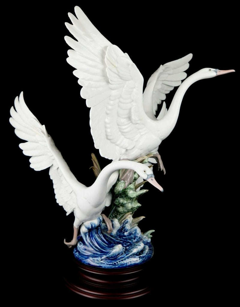 LLADRO -SWANS TAKE FLIGHT- PRESTIGE FIGURE MODEL 5912 DUCK GOOSE BIRD POND