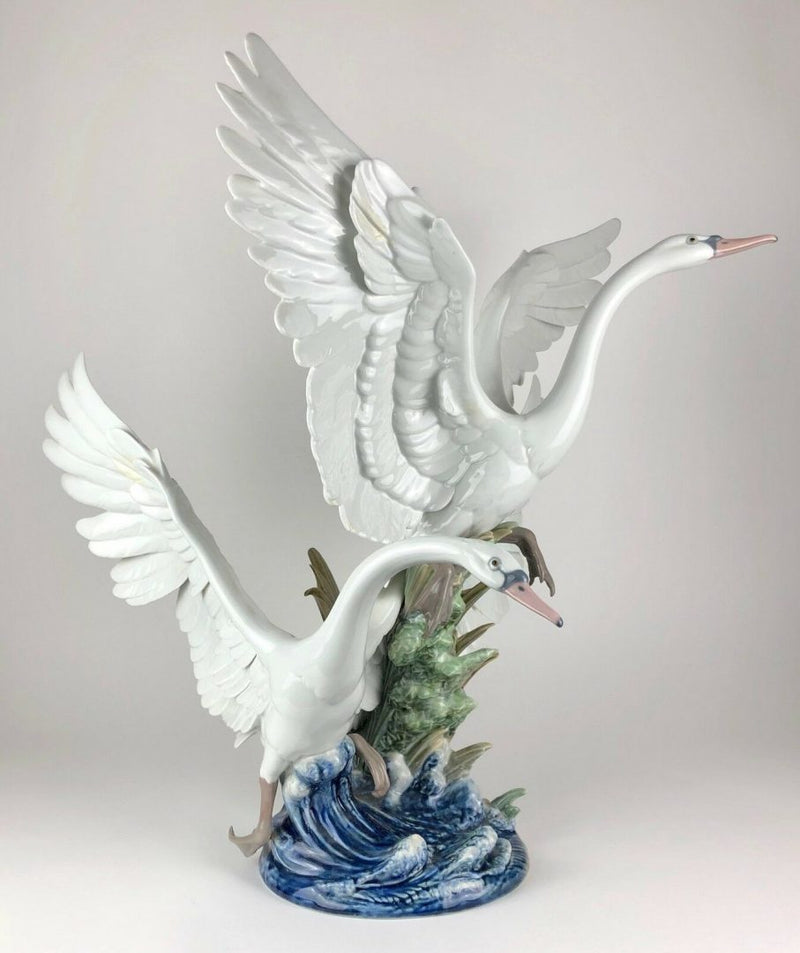 LLADRO -SWANS TAKE FLIGHT- PRESTIGE FIGURE MODEL 5912 DUCK GOOSE BIRD POND