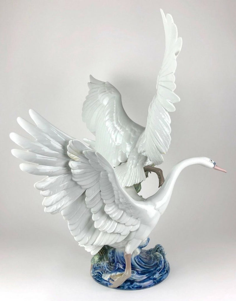 LLADRO -SWANS TAKE FLIGHT- PRESTIGE FIGURE MODEL 5912 DUCK GOOSE BIRD POND