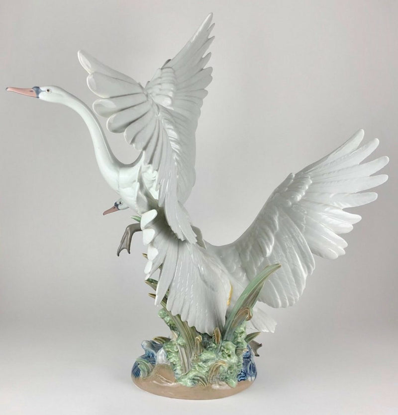 LLADRO -SWANS TAKE FLIGHT- PRESTIGE FIGURE MODEL 5912 DUCK GOOSE BIRD POND