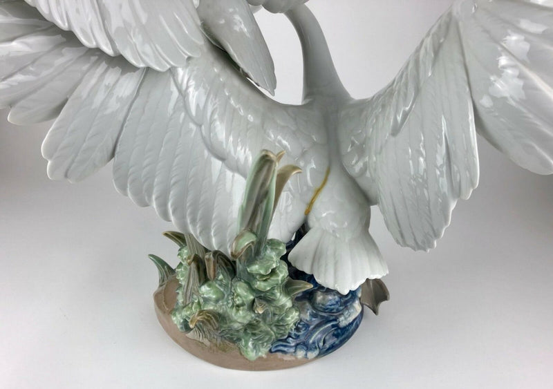 LLADRO -SWANS TAKE FLIGHT- PRESTIGE FIGURE MODEL 5912 DUCK GOOSE BIRD POND