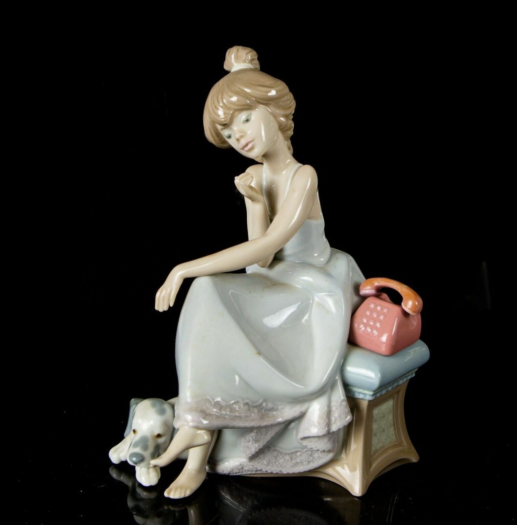 Lladro -Chit Chat- Figure Model 5466 Girl Lady Telephone Dog Puppy