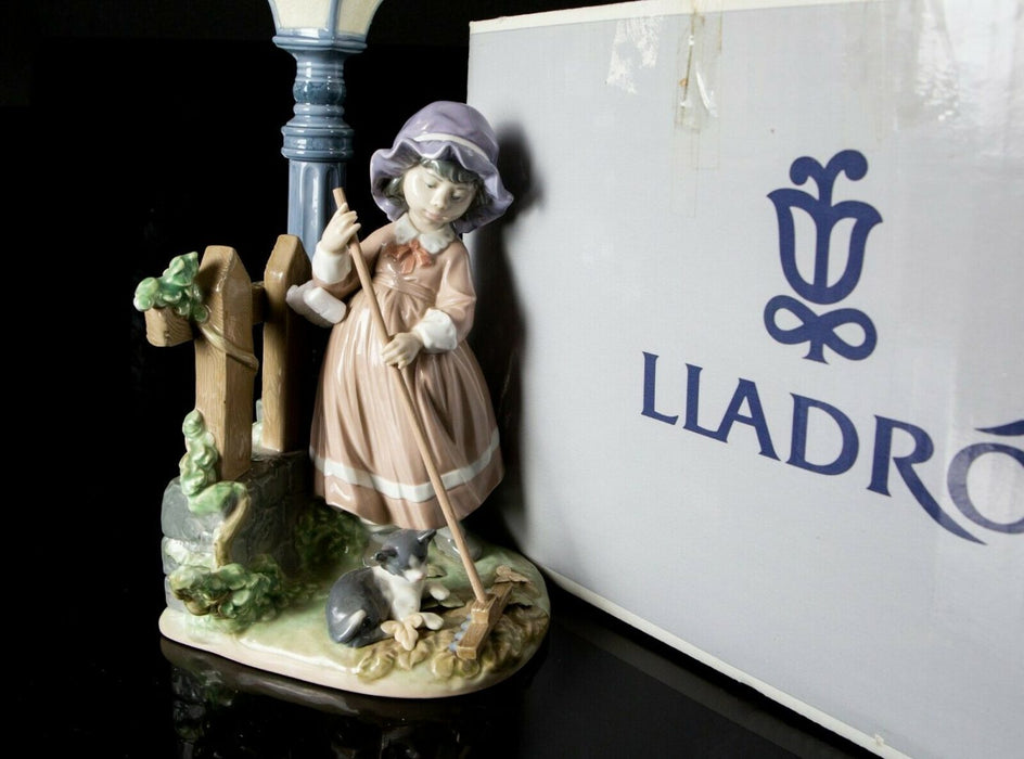 LLADRO -FALL CLEAN UP- LARGE FIGURE MODEL 5286 GIRL CAT RAKING LEAVES LAMP BOXED