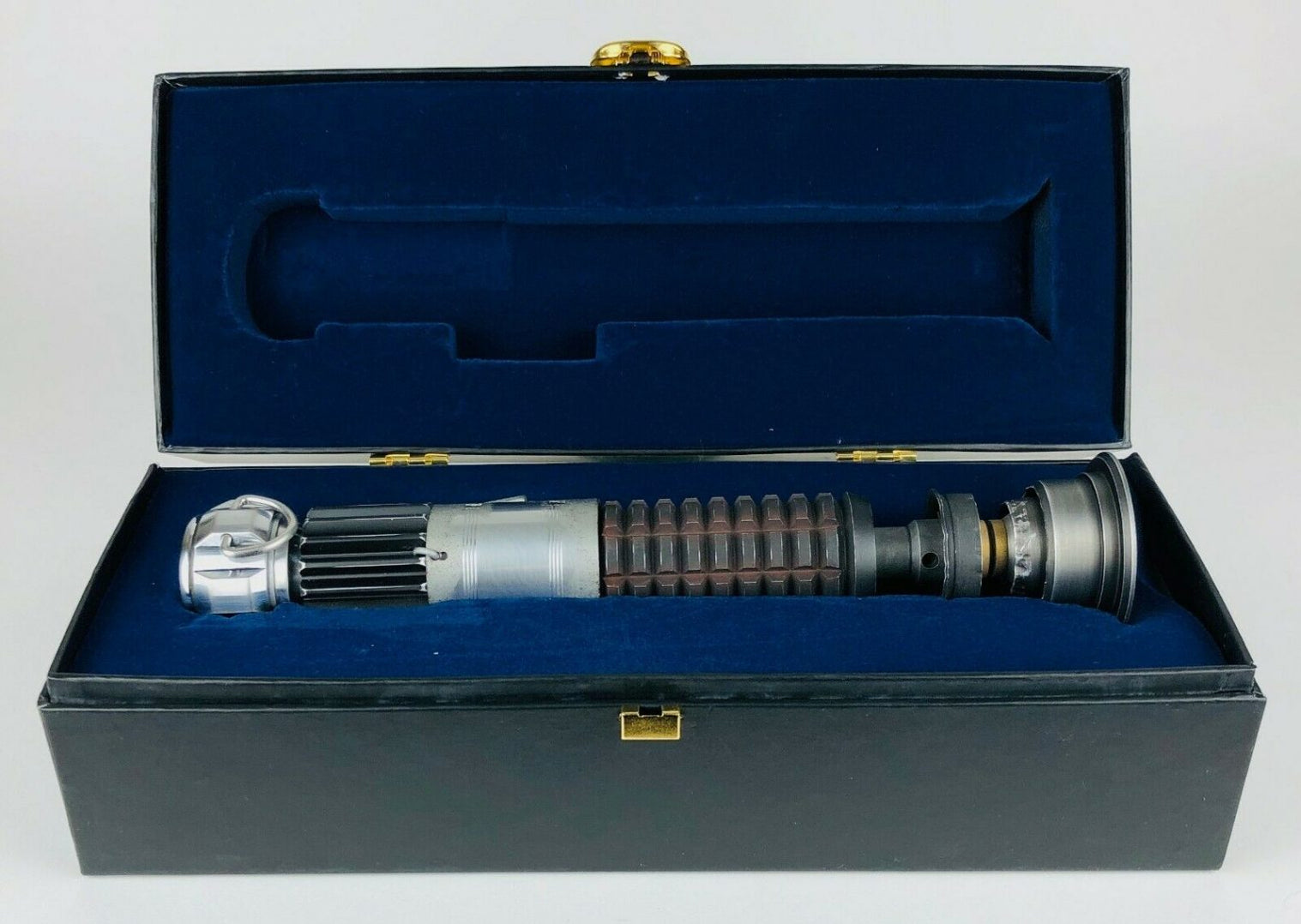 master-replicas-obi-wan-kenobi-weathered-lightsaber-limited-edition