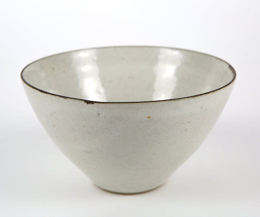 LUCIE RIE STUDIO POTTERY SPECKLED WHITE & MANGANESE STONEWARE BOWL DISH, SIGNED