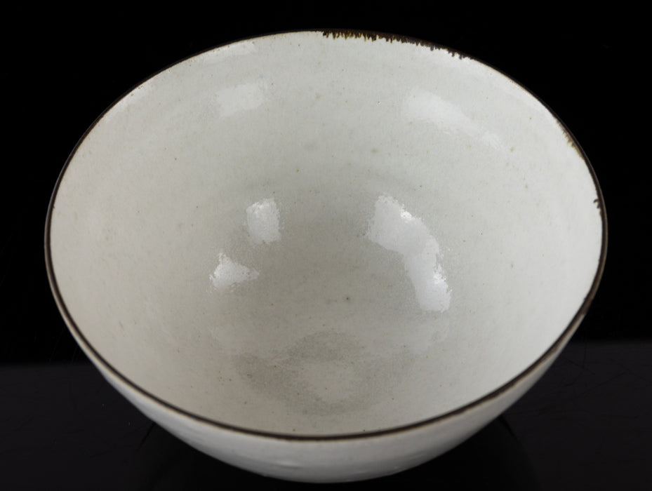 LUCIE RIE STUDIO POTTERY SPECKLED WHITE & MANGANESE STONEWARE BOWL DISH, SIGNED