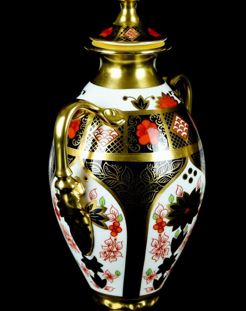 ROYAL CROWN DERBY - JAPANESE OLD IMARI 1128 SOLID GOLD BAND URN TROPHY LID VASE