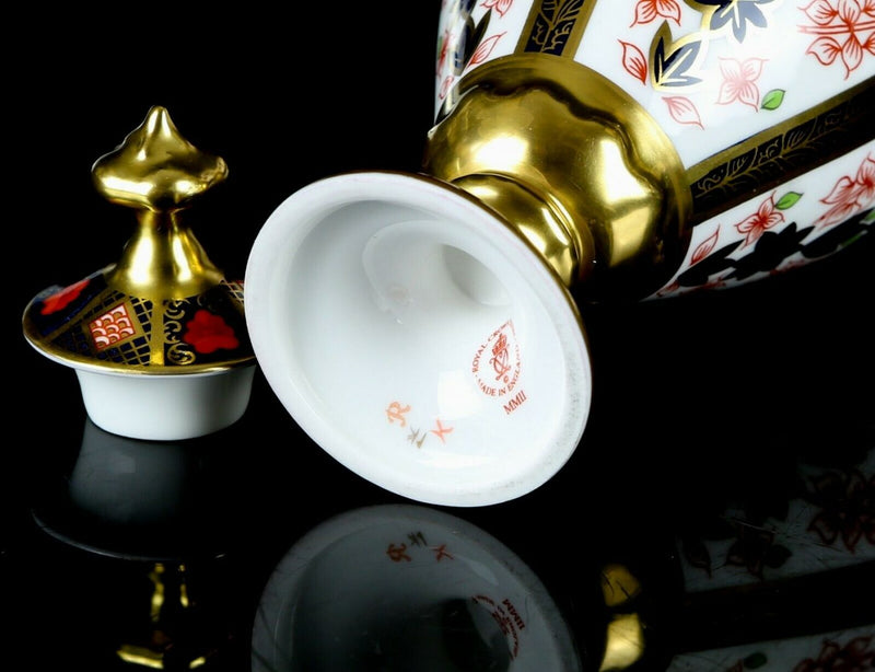ROYAL CROWN DERBY - JAPANESE OLD IMARI 1128 SOLID GOLD BAND URN TROPHY LID VASE