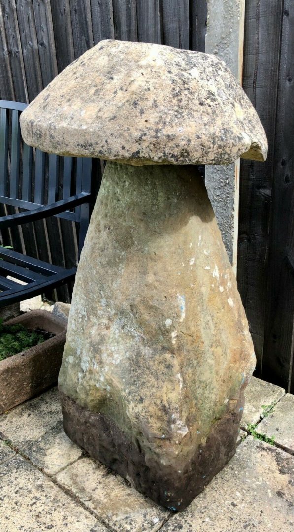 LARGE SADDLE STONE MUSHROOM GARDEN ORNAMENT FEATURE