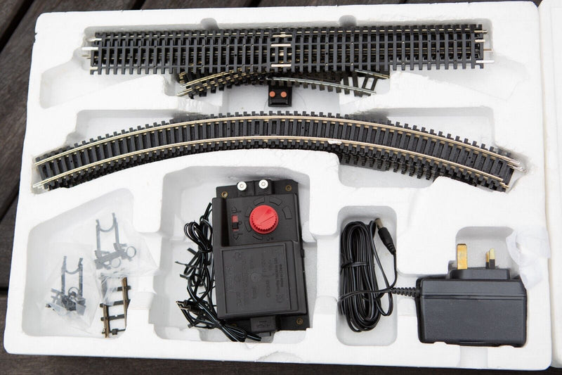 HORNBY 'EUROSTAR' 00 GAUGE 4-CAR TRAIN LOCOMOTIVE TRACK SET R1071, BOXED